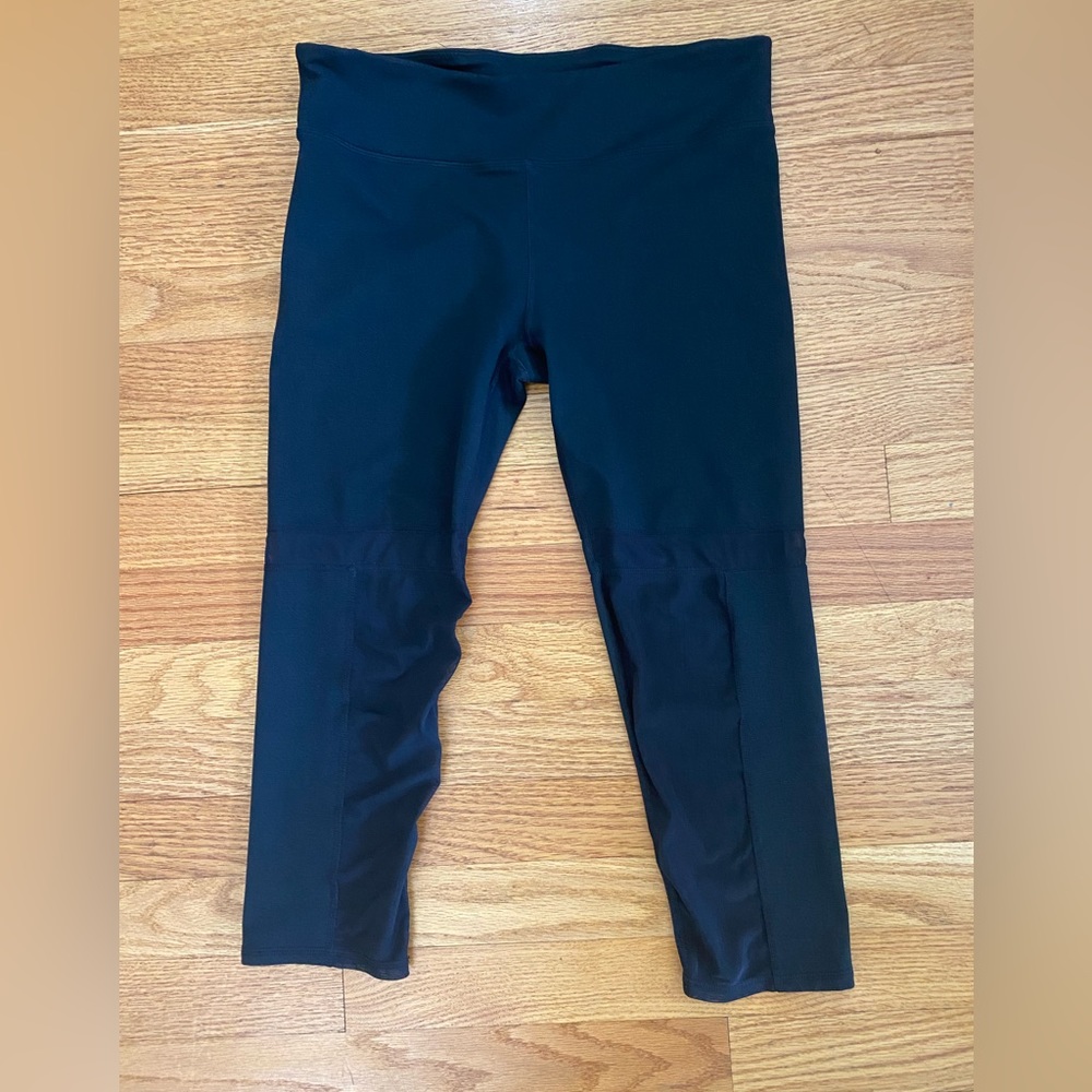 Fabletics leggings Women’s Medium Black Capri Inside Pocket Mesh Panels Cropped